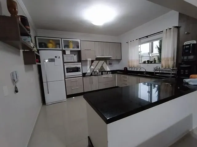 Sobrado com 356m² 6 quartos e 3 banheiros, à venda, no bairro Dos Estados em Guarapuava