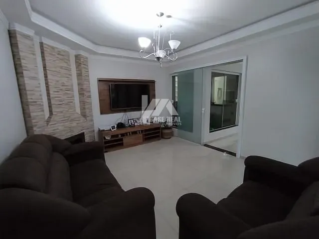 Sobrado com 356m² 6 quartos e 3 banheiros, à venda, no bairro Dos Estados em Guarapuava