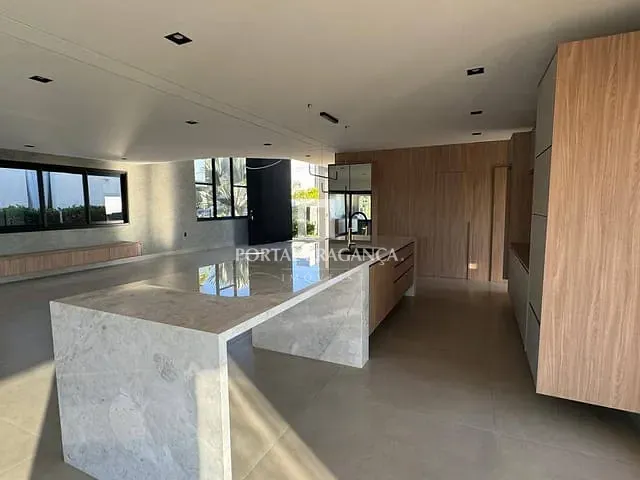 Sobrado com 526m² 4 quartos e 5 banheiros, à venda, no bairro Condomínio Residencial Campos do Conde em Bragança Paulista