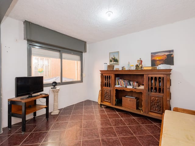 Casa com 330m² 3 quartos e 2 banheiros, à venda, no bairro Areal em Pelotas