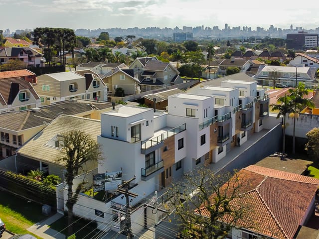 Foto do Sobrado - Guabirotuba, Sobrado em Condomínio, terraço descoberto e 2 vagas paralelas no subsolo, à venda, Curitiba /PR. | Imobiliária GreenVille