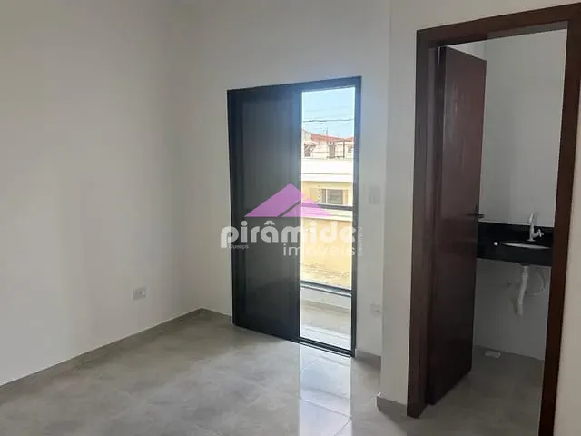 Sobrado com 77m² 2 quartos e 4 banheiros, à venda, no bairro Massaguaçu em Caraguatatuba