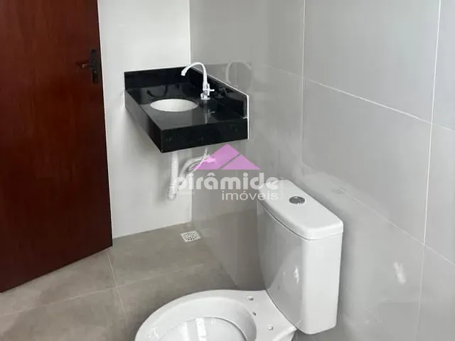 Sobrado com 77m² 2 quartos e 4 banheiros, à venda, no bairro Massaguaçu em Caraguatatuba