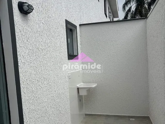 Sobrado com 77m² 2 quartos e 4 banheiros, à venda, no bairro Massaguaçu em Caraguatatuba
