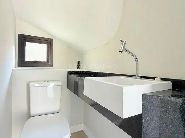 Sobrado com 120m² 3 quartos e 2 banheiros, à venda, no bairro Capão Raso em Curitiba