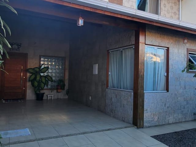 Sobrado com 140m² 3 quartos e 2 banheiros, à venda, no bairro Vargem Grande em Florianópolis