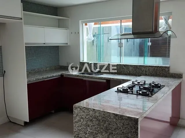 Sobrado 3 quartos e 3 banheiros, à venda, no bairro Cajuru em Curitiba