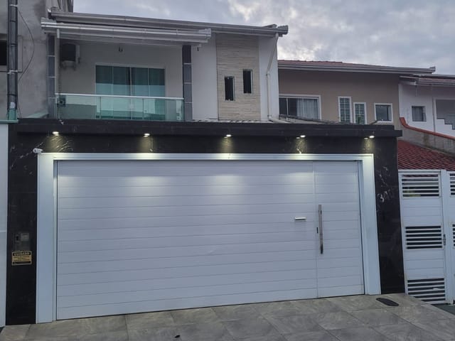 Sobrado com 215m² 3 quartos e 2 banheiros, à venda, no bairro Areias em Camboriú