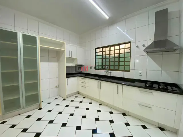 Sobrado 3 quartos e 3 banheiros, à venda, no bairro Jardim Tarumã em Londrina