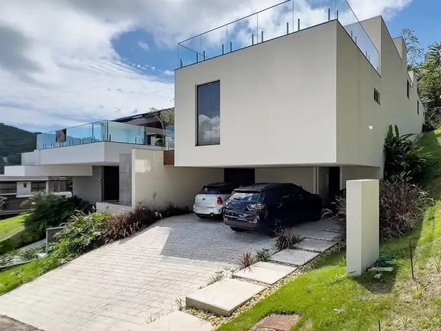 Sobrado com 450m² 4 quartos e 5 banheiros, à venda, no bairro Barra em Balneário Camboriú