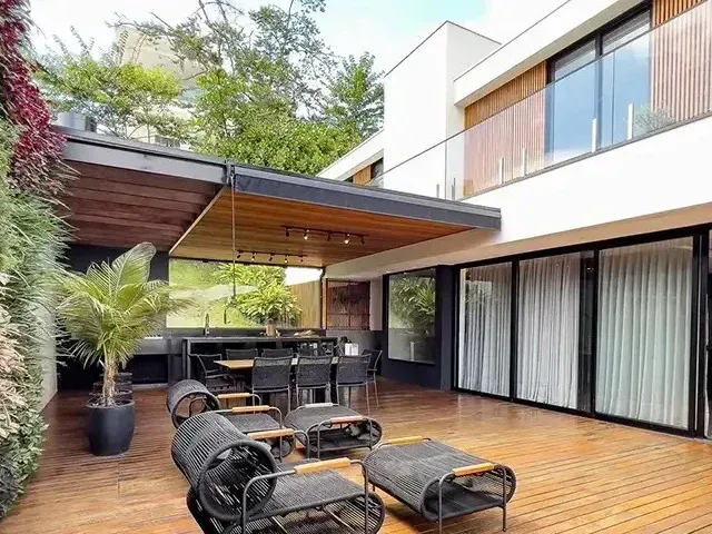 Sobrado com 450m² 4 quartos e 5 banheiros, à venda, no bairro Barra em Balneário Camboriú