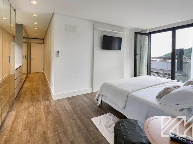 Sobrado com 450m² 4 quartos e 5 banheiros, à venda, no bairro Barra em Balneário Camboriú