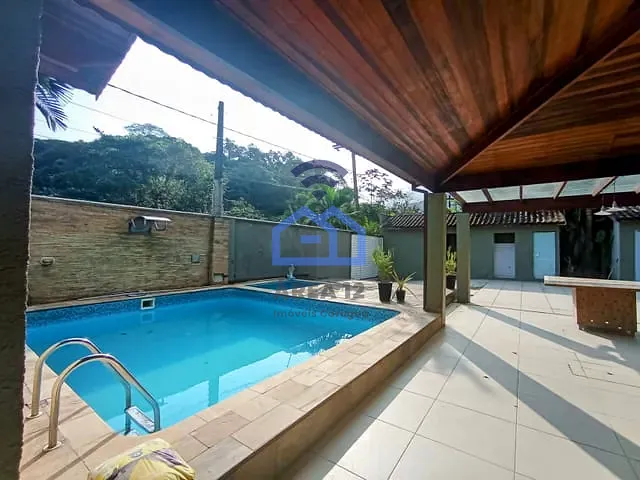 Casa com 900m² 4 quartos e 4 banheiros, à venda, no bairro Capricónio III em Caraguatatuba