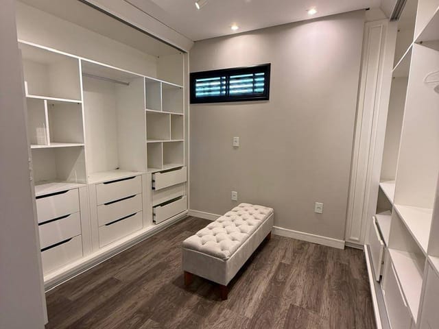 Sobrado com 311m² 4 quartos e 5 banheiros, à venda, no bairro Santa Regina em Camboriú