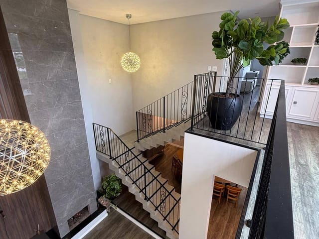 Sobrado com 311m² 4 quartos e 5 banheiros, à venda, no bairro Santa Regina em Camboriú