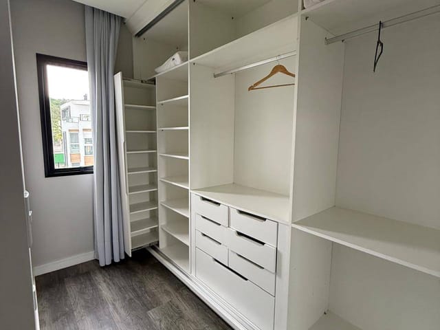 Sobrado com 311m² 4 quartos e 5 banheiros, à venda, no bairro Santa Regina em Camboriú