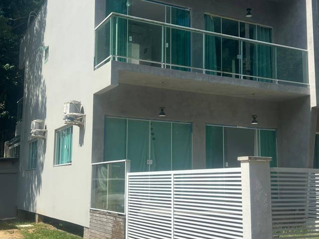 Sobrado com 243m² 3 quartos e 2 banheiros, à venda, no bairro Praia do Estaleiro em Balneário Camboriú