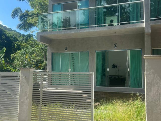 Sobrado com 243m² 3 quartos e 2 banheiros, à venda, no bairro Praia do Estaleiro em Balneário Camboriú