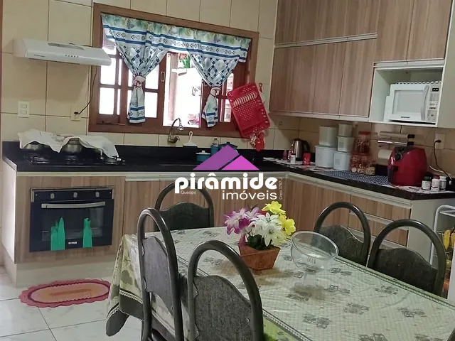 Sobrado 2 quartos e 2 banheiros, à venda, no bairro Jardim Santa Rosa em São José dos Campos