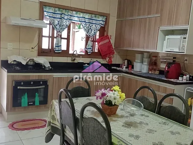 Sobrado 2 quartos e 2 banheiros, à venda, no bairro Jardim Santa Rosa em São José dos Campos