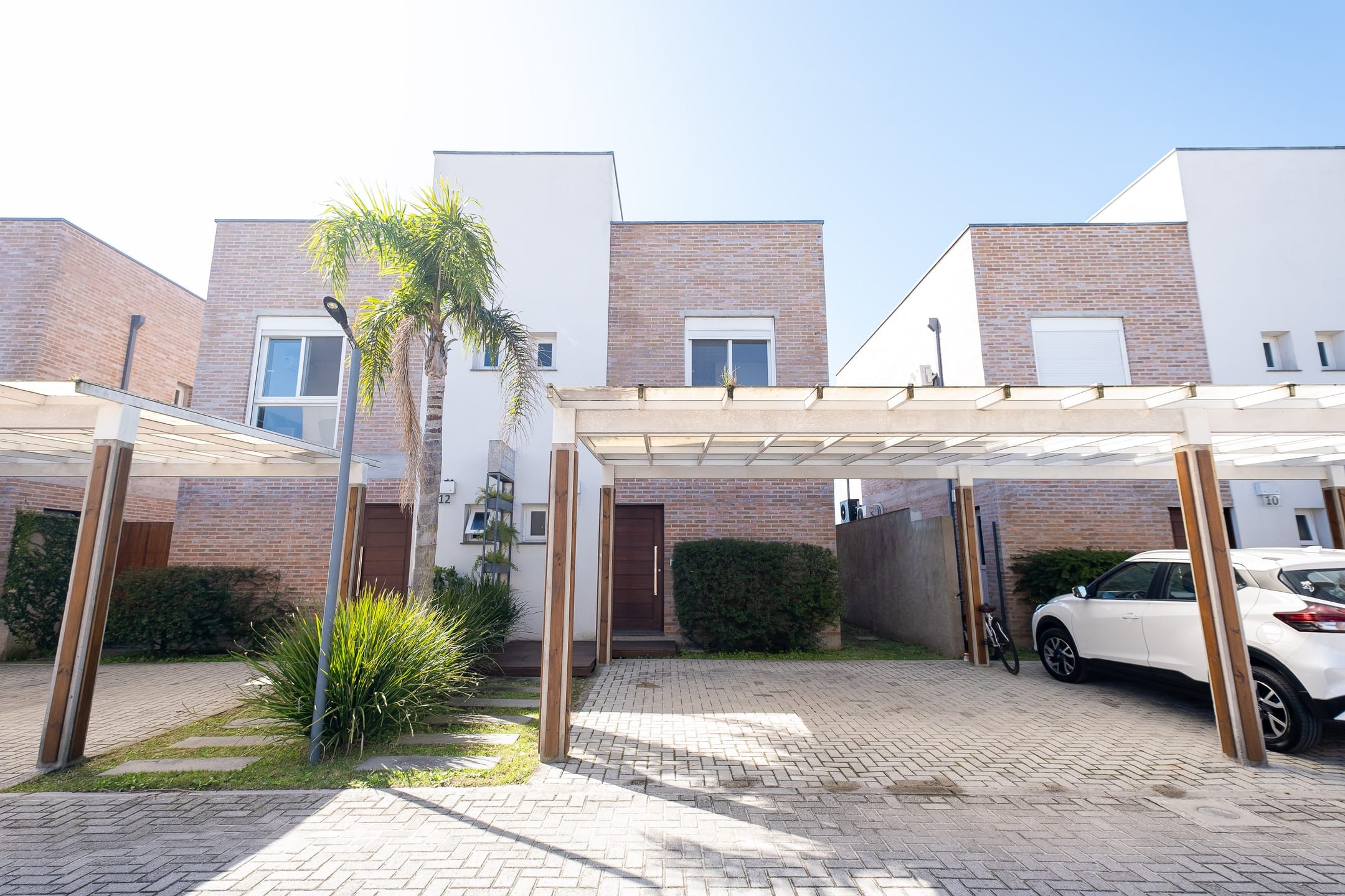 Casa à venda no Laranjal, Pelotas: 113m², 2 quartos (ambos suítes), lareira, churrasqueira e 2 vagas de garagem.