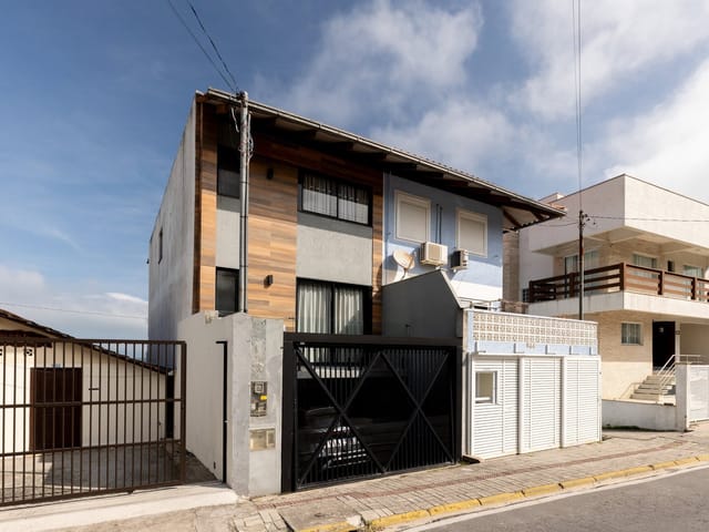 Sobrado com 174m² 4 quartos e 3 banheiros, à venda, no bairro Morrinhos em Bombinhas