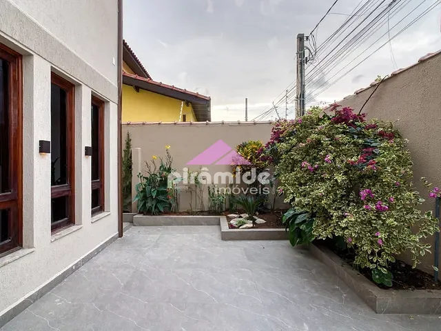 Sobrado com 390m² 7 quartos e 3 banheiros, à venda, no bairro Parque Brasil em Jacareí