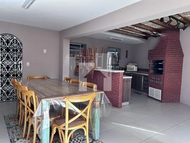 Sobrado com 200m² 3 quartos e 4 banheiros, à venda, no bairro Jardim do Lago em Jundiaí