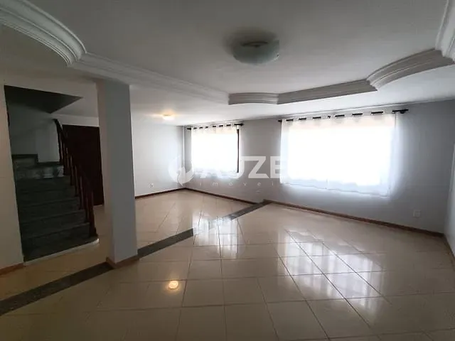 Sobrado com 271m² 3 quartos e 3 banheiros, à venda, no bairro Guabirotuba em Curitiba