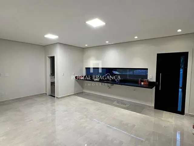 Sobrado com 140m² 3 quartos e 2 banheiros, à venda, no bairro Villa Verde em Bragança Paulista