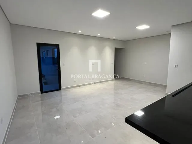 Sobrado com 140m² 3 quartos e 2 banheiros, à venda, no bairro Villa Verde em Bragança Paulista