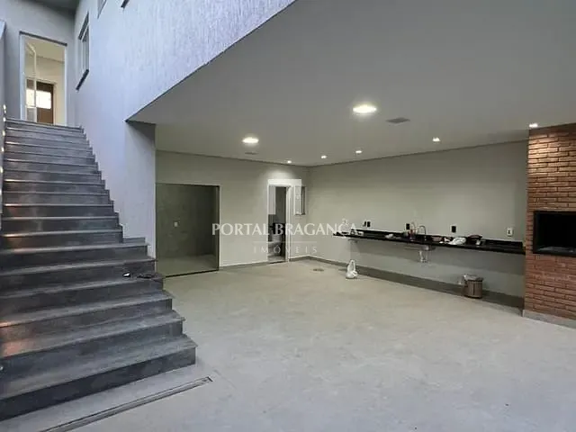 Sobrado com 140m² 3 quartos e 2 banheiros, à venda, no bairro Villa Verde em Bragança Paulista