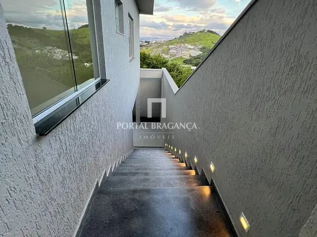 Sobrado com 140m² 3 quartos e 2 banheiros, à venda, no bairro Villa Verde em Bragança Paulista