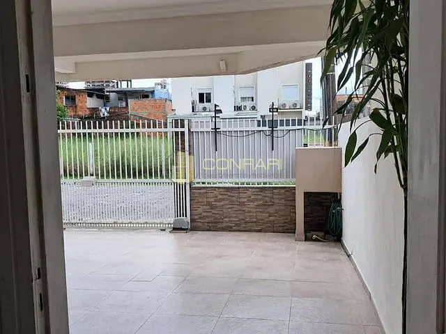 Sobrado 3 quartos e 3 banheiros, para alugar, no bairro Morretes em Itapema