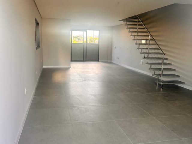Sobrado com 201m² 3 quartos e 4 banheiros, à venda, no bairro Ingleses do Rio Vermelho em Florianópolis