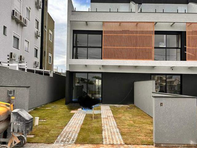 Sobrado com 201m² 3 quartos e 4 banheiros, à venda, no bairro Ingleses do Rio Vermelho em Florianópolis