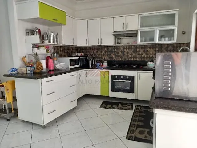 Sobrado com 410m² 3 quartos e 1 banheiro, à venda, no bairro Vila Assis Brasil em Mauá