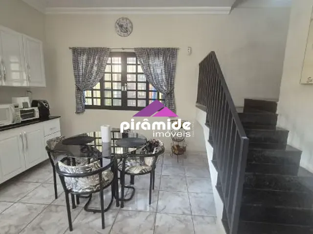 Sobrado com 250m² 3 quartos e 2 banheiros, à venda, no bairro Jardim das Indústrias em São José dos Campos