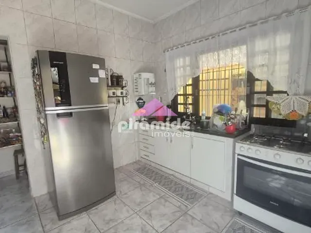 Sobrado com 250m² 3 quartos e 2 banheiros, à venda, no bairro Jardim das Indústrias em São José dos Campos