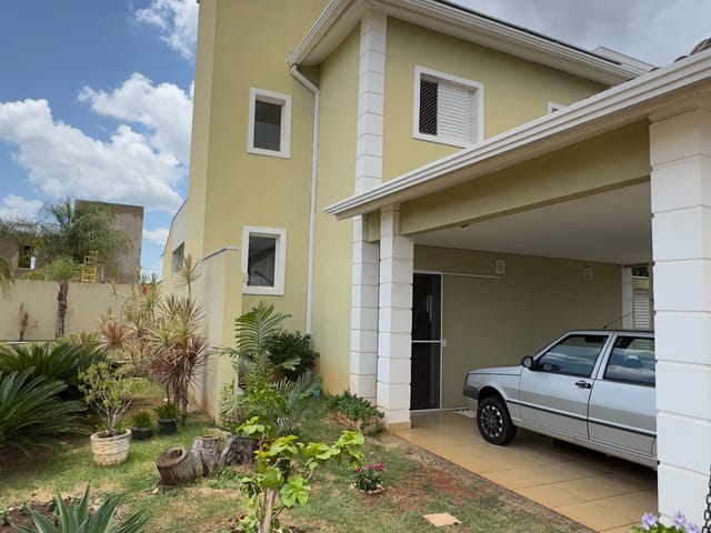 Sobrado 3 quartos e 3 banheiros, à venda, no bairro Tiradentes em Campo Grande