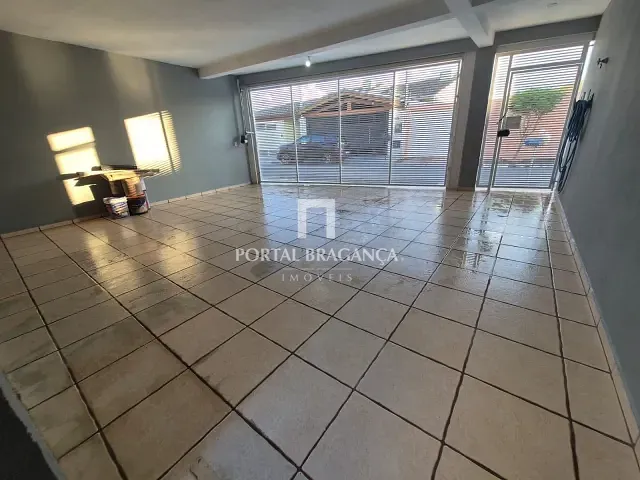 Sobrado com 216m² 3 quartos e 3 banheiros, à venda ou para alugar, no bairro Aparecida em Bragança Paulista