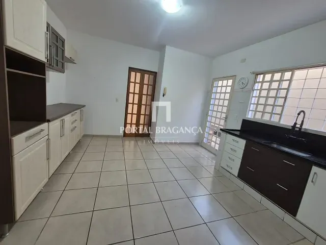 Sobrado com 216m² 3 quartos e 3 banheiros, à venda ou para alugar, no bairro Aparecida em Bragança Paulista