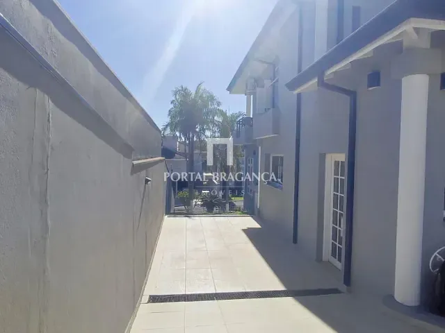Sobrado com 333m² 5 quartos e 4 banheiros, à venda ou para alugar, no bairro Residencial Colinas de São Francisco em Bragança Paulista