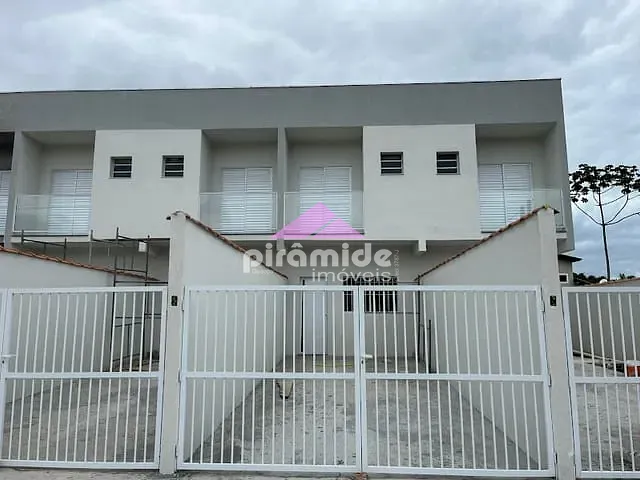 Casa 2 quartos e 2 banheiros, à venda, no bairro Getuba em Caraguatatuba