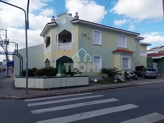 Sobrado com 250m² 3 quartos e 5 banheiros, para alugar, no bairro Centro em Taubaté