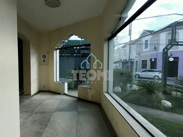 Sobrado com 250m² 3 quartos e 5 banheiros, para alugar, no bairro Centro em Taubaté
