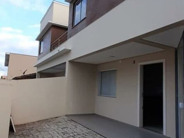 Sobrado com 121m² 2 quartos e 3 banheiros, à venda, no bairro Ingleses do Rio Vermelho em Florianópolis