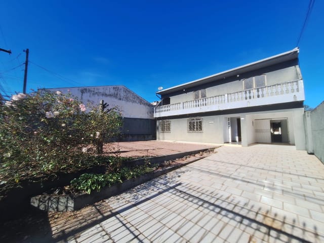 Locação - Sobrado com 4 quartos (sendo 1 suíte), 5 vagas, 3 banheiros, Quintal Amplo, 432 m² total - Nova Rússia, Ponta Grossa.