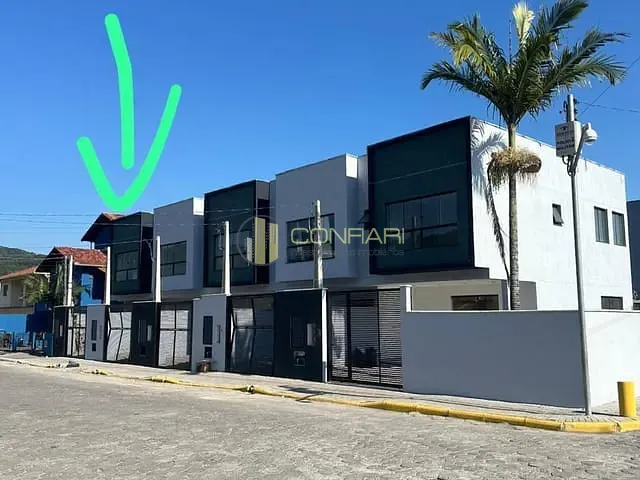 Sobrado 2 quartos e 2 banheiros, à venda, no bairro Vila Nova em Porto Belo