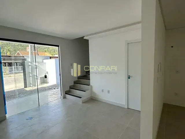 Sobrado 2 quartos e 2 banheiros, à venda, no bairro Vila Nova em Porto Belo